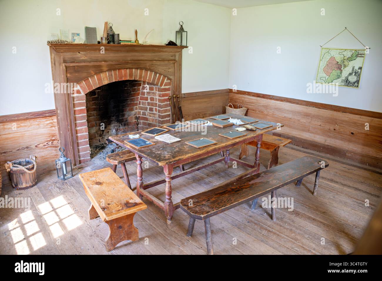 LORTON, Virginia – das restaurierte Schulhaus aus dem 18. Jahrhundert in der Gunston Hall von George Mason zeigt koloniale Bildungspraktiken und Architektur auf der historischen Plantage. Die einfache Holzkonstruktion in der Nähe des Haupthauses diente als Klassenzimmer für die Maurer-Kinder und möglicherweise auch für die benachbarten Familien, was das private Bildungssystem widerspiegelte, das unter Virginias Pflanzelite üblich ist. Gunston Hall, erbaut zwischen 1755 und 1759, war das Zuhause von George Mason IV. (1725–1792), Autor der Virginia Declaration of Rights, die die US Bill of Rights beeinflusste. Die Plantage wird nun als Muse betrieben Stockfoto