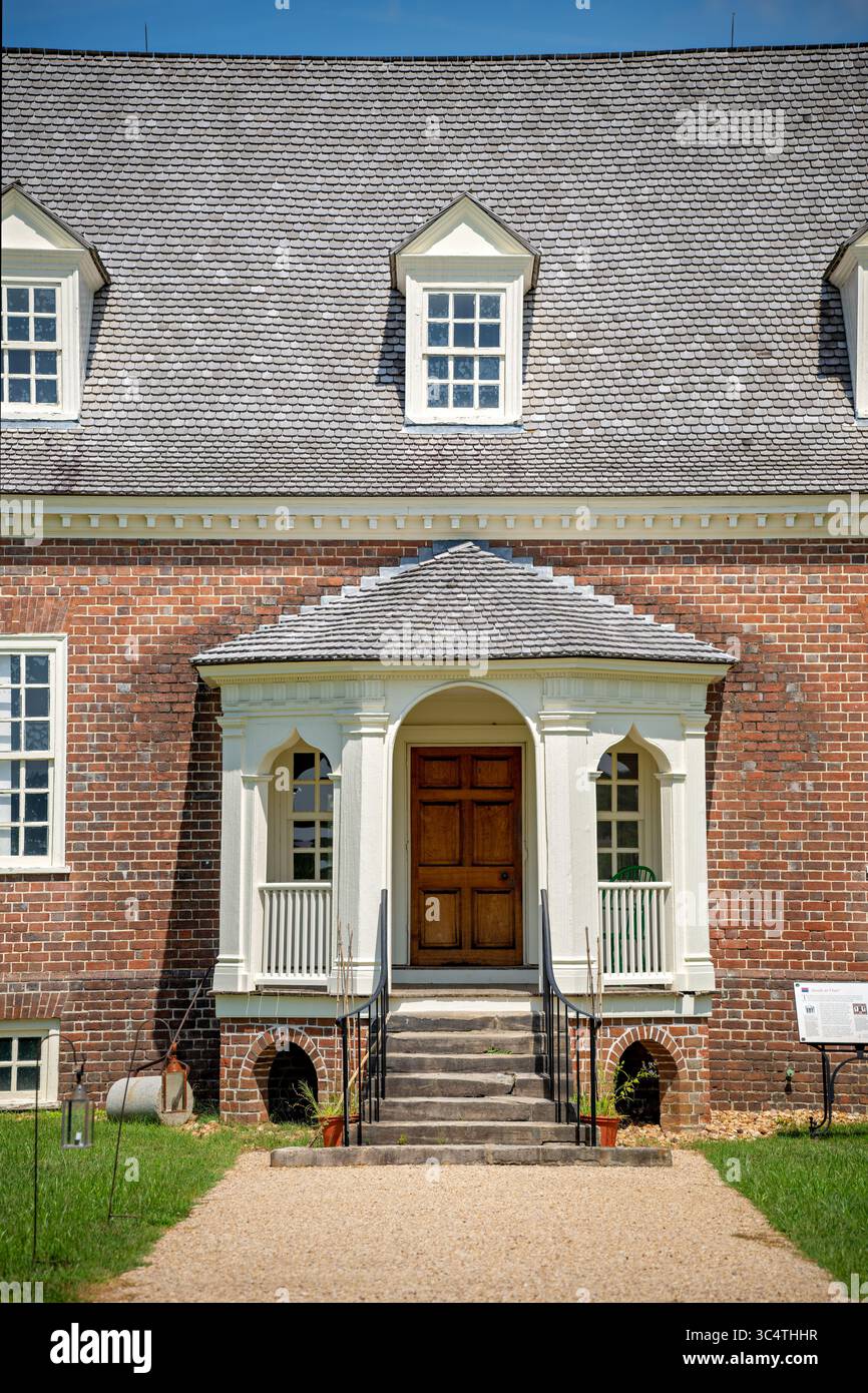 FAIRFAX COUNTY, Virginia – George Masons Gunston Hall, erbaut zwischen 1755 und 1759, ist eines der architektonisch bedeutendsten georgianischen Herrenhäuser der Kolonialzeit Amerikas und der intellektuelle Geburtsort der Virginia Declaration of Rights, die die US Bill of Rights beeinflusste. Der Portikus zum Garten zeigt die eleganten Proportionen des Herrenhauses und das flämische Ziegelwerk mit Aquia-Sandsteinziegeln und dekorativen Elementen. Die 550 Hektar große historische Stätte bewahrt das Haus von George Mason IV. (1725–1792), der die Virginia Declaration of Rights verfasste, sich aber weigerte, die US-Verfassung zu unterzeichnen Stockfoto