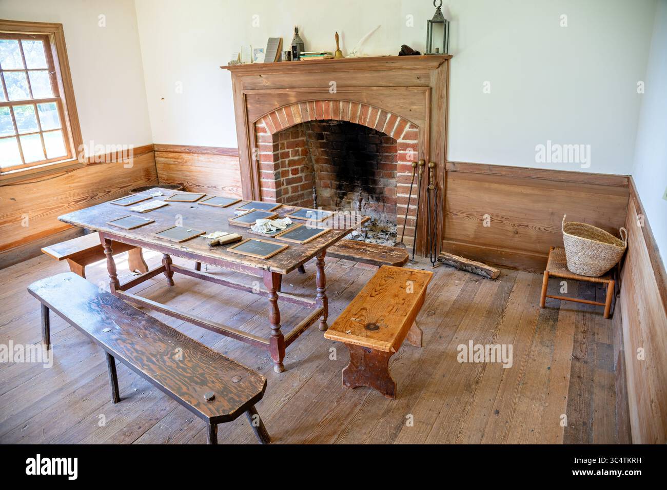 LORTON, Virginia – das restaurierte Schulhaus aus dem 18. Jahrhundert in der Gunston Hall von George Mason zeigt koloniale Bildungspraktiken und Architektur auf der historischen Plantage. Die einfache Holzkonstruktion in der Nähe des Haupthauses diente als Klassenzimmer für die Maurer-Kinder und möglicherweise auch für die benachbarten Familien, was das private Bildungssystem widerspiegelte, das unter Virginias Pflanzelite üblich ist. Gunston Hall, erbaut zwischen 1755 und 1759, war das Zuhause von George Mason IV. (1725–1792), Autor der Virginia Declaration of Rights, die die US Bill of Rights beeinflusste. Die Plantage wird nun als Muse betrieben Stockfoto