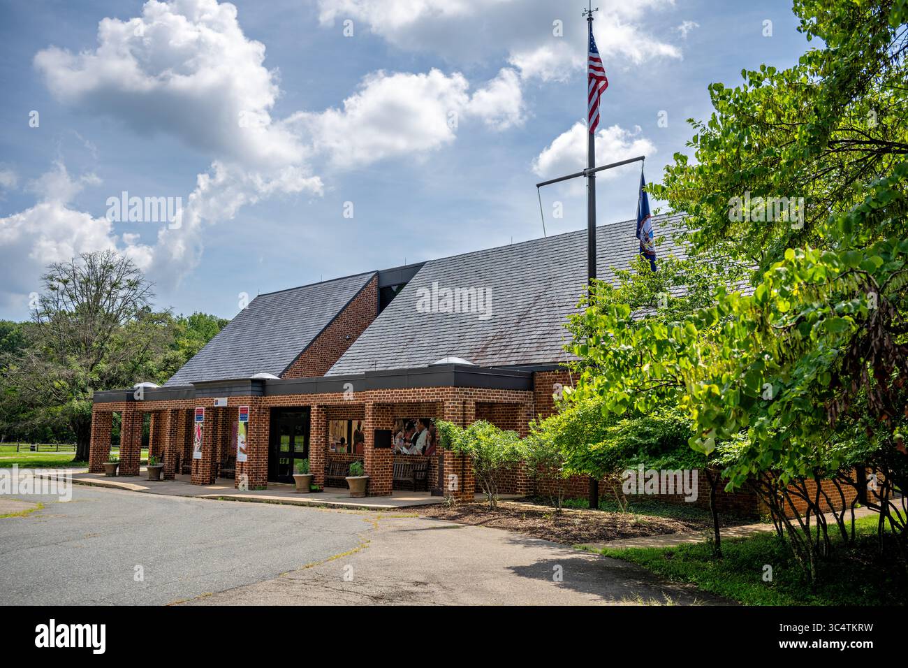 LORTON, Virginia – das moderne Besucherzentrum in Gunston Hall dient als Tor zum historischen georgianischen Herrenhaus und 550 Hektar großen Anwesen, in dem George Mason IV., Autor der Virginia Declaration of Rights und einflussreicher Gründervater, beheimatet war. Das Besucherzentrum wurde gebaut, um moderne Annehmlichkeiten zu bieten und gleichzeitig die historische Landschaft zu ergänzen. Es beherbergt Bildungsausstellungen, Orientierungsräume und Verwaltungsbüros der National Society of Colonial Dames of America, die das Museum in Zusammenarbeit mit dem Commonwealth of Virginia betreibt. Die Einrichtung bietet eine einführung Stockfoto