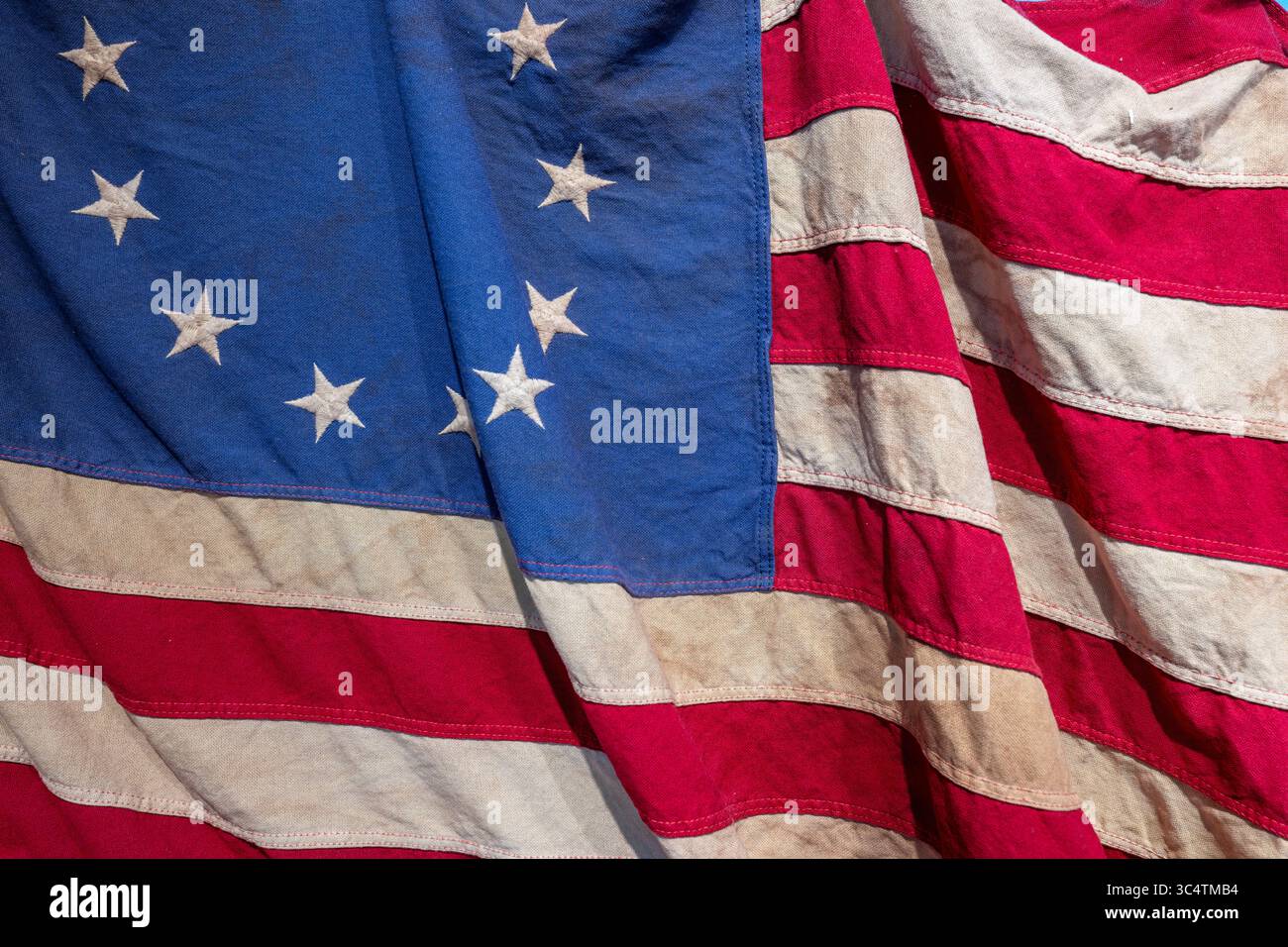 VEREINIGTE STAATEN – Detail einer Nachbildung einer 13-Sterne-amerikanischen Flagge aus der Kolonialzeit (Betsy Ross-Flagge), die das charakteristische Sternmuster zeigt, das die ursprünglichen 13 Kolonien repräsentierte. Dieses Design, allgemein bekannt als Betsy Ross Flag, wurde vom Kontinentalkongress am 14. Juni 1777 offiziell als erste offizielle Flagge der Vereinigten Staaten angenommen. Das 13-Sterne-Muster symbolisierte die Einheit der ursprünglichen 13 Kolonien, die die Unabhängigkeit von Großbritannien erklärten und die ersten Vereinigten Staaten von Amerika bildeten. Stockfoto