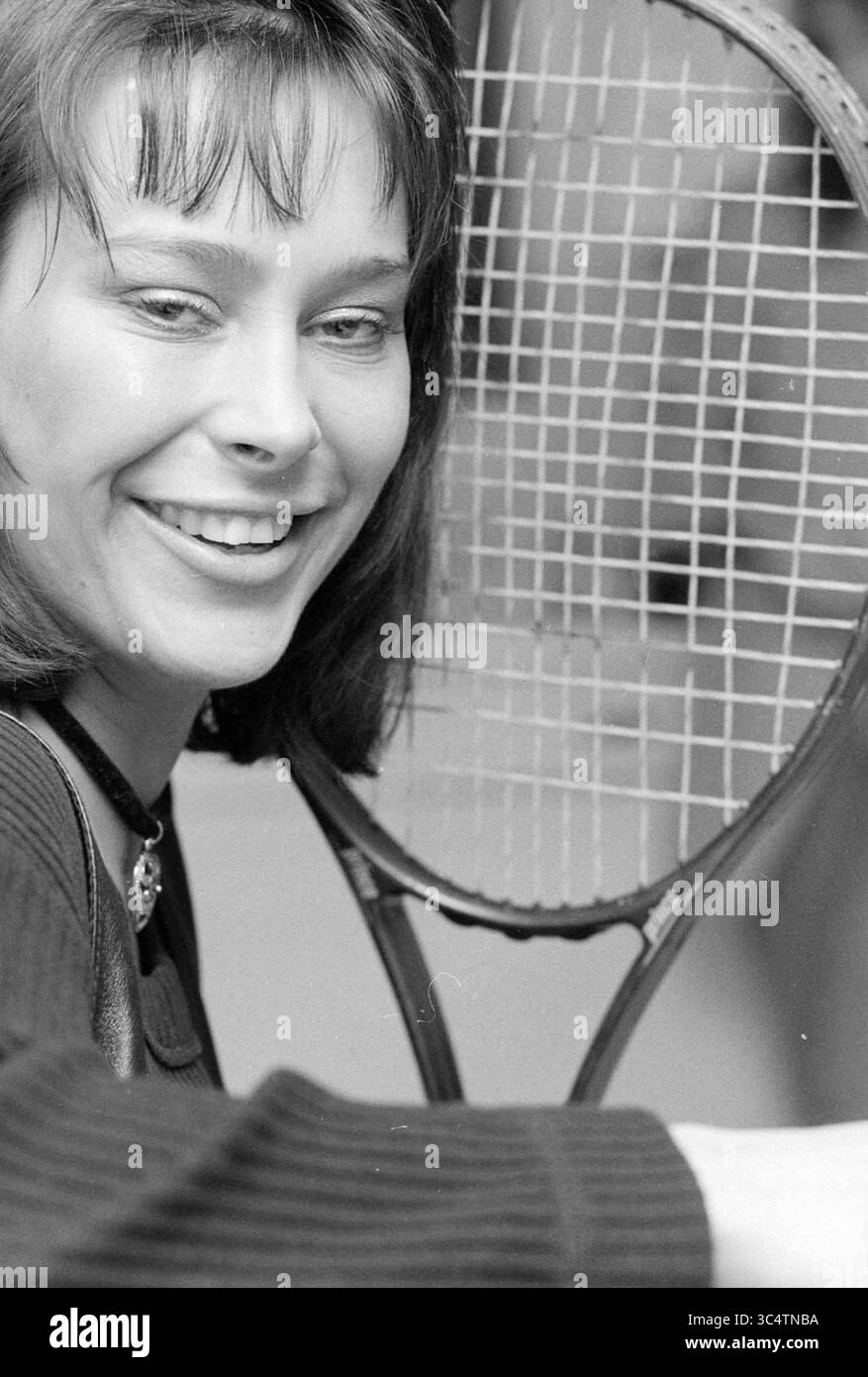 Tennisspielerin Marja van der Klauw, Zwaanshoek, Zwaanshoek, 16-01-1994 Whizgle News, Dutch Desk, Niederlande, 1950-2000 Eine junge Frau lächelt zuversichtlich, während sie einen Tennisschläger hält, und strahlt Begeisterung für den Sport aus. Ihre entspannte Haltung und ihr fesselnder Ausdruck deuten auf eine Liebe zum Tennis und einen verspielten Geist hin. Stockfoto