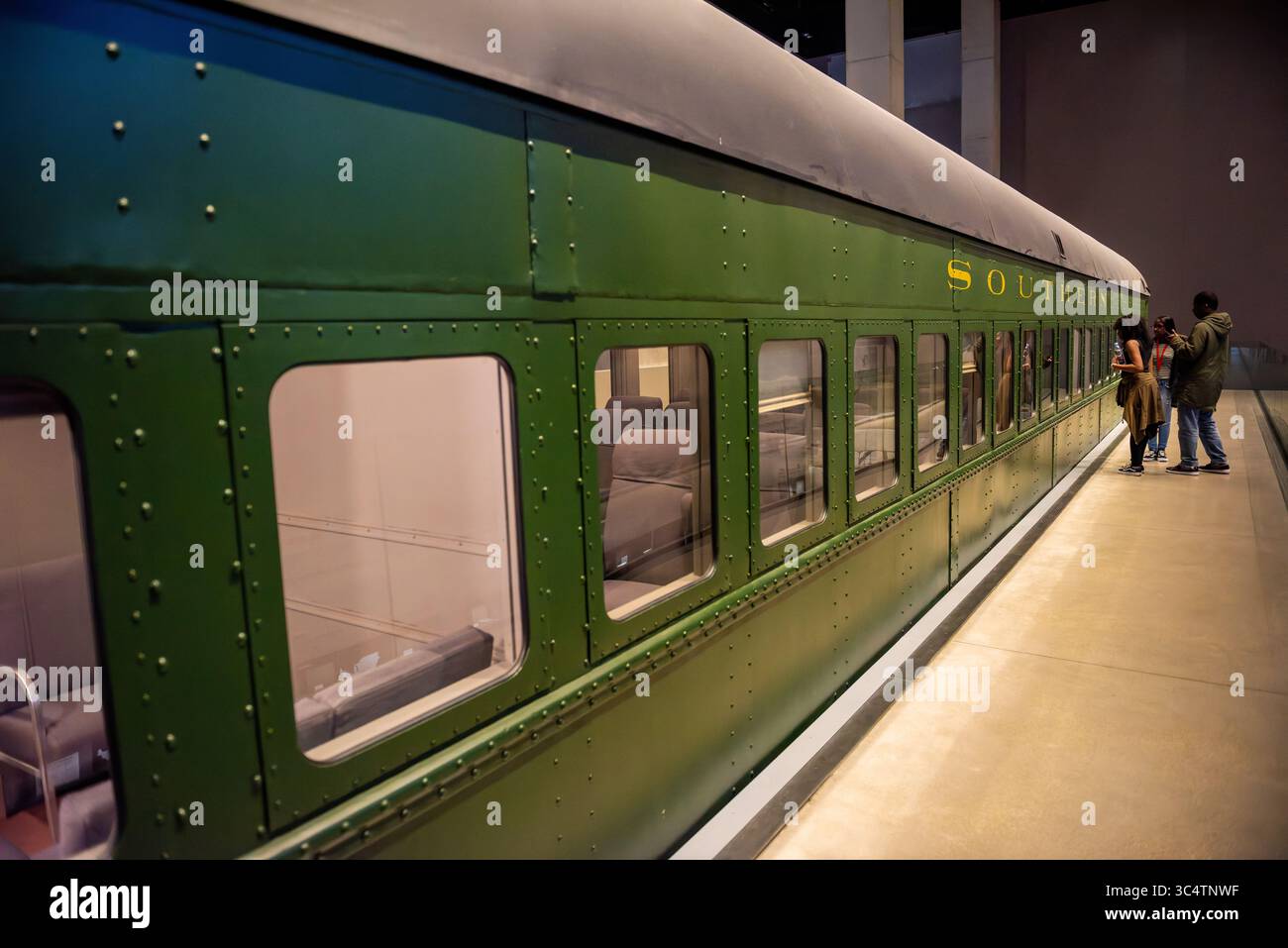 Southern Railway Car National Museum of African American History Washington DC // WASHINGTON DC — Southern Railway Car No. 1200, ein separater Reisebus aus der Zeit um 1922, wird in der Galerie Defending Freedom, Defining Freedom: Era of Segregation im National Museum of African American History and Culture ausgestellt. Der von Pullman gebaute Eisenbahnwaggon wiegt etwa 77 Tonnen (70 Tonnen) und bot während der Jim-Crow-Ära ursprünglich 44 Passagiere in rassisch geteilten Abschnitten. Besucher können durch den restaurierten Bus gehen, um die physische Realität der Segregation mit einer Trennwand zu erleben Stockfoto