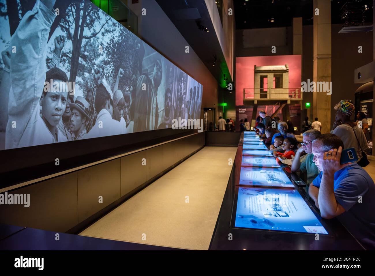 National Museum of African American History Seregated Lunch Counter Exhibit Washington DC | WASHINGTON D.C., Vereinigte Staaten – Besucher nutzen Touchscreen-Arbeitsflächen in der Ausstellung „Seregated Lunch Counter“ im National Museum of African American History and Culture, einer interaktiven Nachbildung der 1960 Greensboro Sit-ins. Am 1. Februar 1960 saßen vier Black College Studenten an einem Woolworth's Theke in Greensboro, North Carolina, und zündeten gewaltfreie Sit-in-Proteste an, die sich innerhalb von Monaten auf mehr als 50 Städte im Süden ausbreiteten. Stockfoto