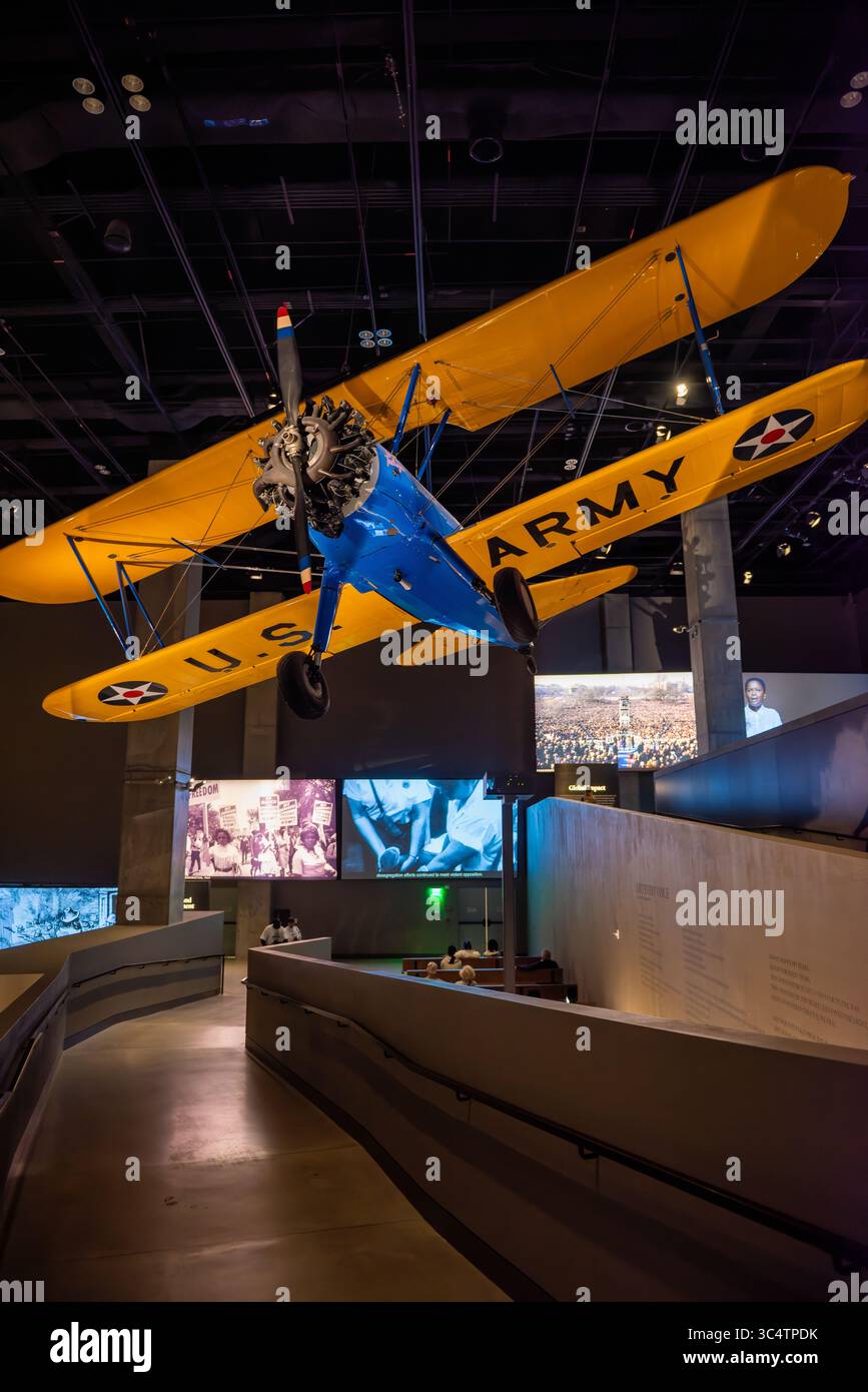 Tuskegee Airmen Stearman PT-13D Biplane Washington DC // WASHINGTON DC — The Spirit of Tuskegee, ein restaurierter Stearman PT-13D Kaydet Doppeldecker, wird in der Galerie Double Victory: The African American Military Experience im National Museum of African American History and Culture aufgehängt. Dieses erste Trainingsflugzeug wurde von 1944 bis 1946 zur Vorbereitung afroamerikanischer Piloten auf Moton Field in Alabama während des Zweiten Weltkriegs eingesetzt. Die Tuskegee Airmen, die ersten schwarzen Militärflieger in der Geschichte der USA, trainierten auf Flugzeugen wie diesem PT-13D, bevor sie für Kampfeinsätze in Europa und Nord A eingesetzt wurden Stockfoto