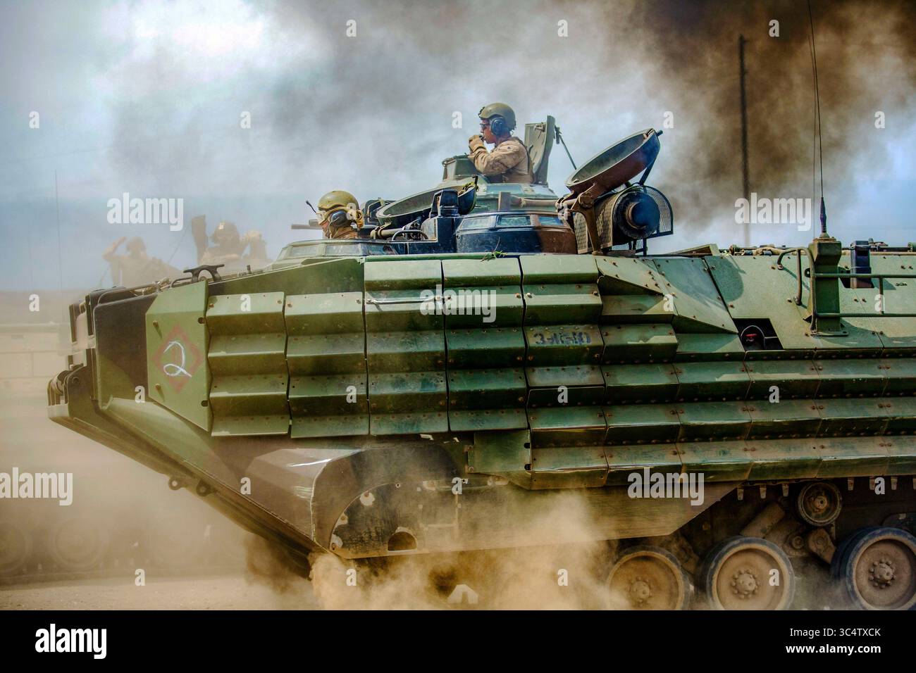 28. August 2018 - Camp Pendleton, Kalifornien, USA - US-Marines mit 3D-Angriff Amphibienbataillon betreiben einen AAV-P7/A1 während eines simulierten mechanisierten Überfalls mit den Marines of Bravo Company, 1. Bataillon, 4. Marines, 1. Marineregiment im Marine Corps Base Camp Pendleton, Kalifornien, August. 28, 2018. Die Marines wurden von der Expeditionary Operations Training Group beobachtet, um die Einheiten auf einen bevorstehenden Einsatz mit der 31st Marine Expeditionary Unit vorzubereiten. (Kreditbild: © U.S. Marine Corps/ZUMA Wire/ZUMAPRESS.com) Stockfoto