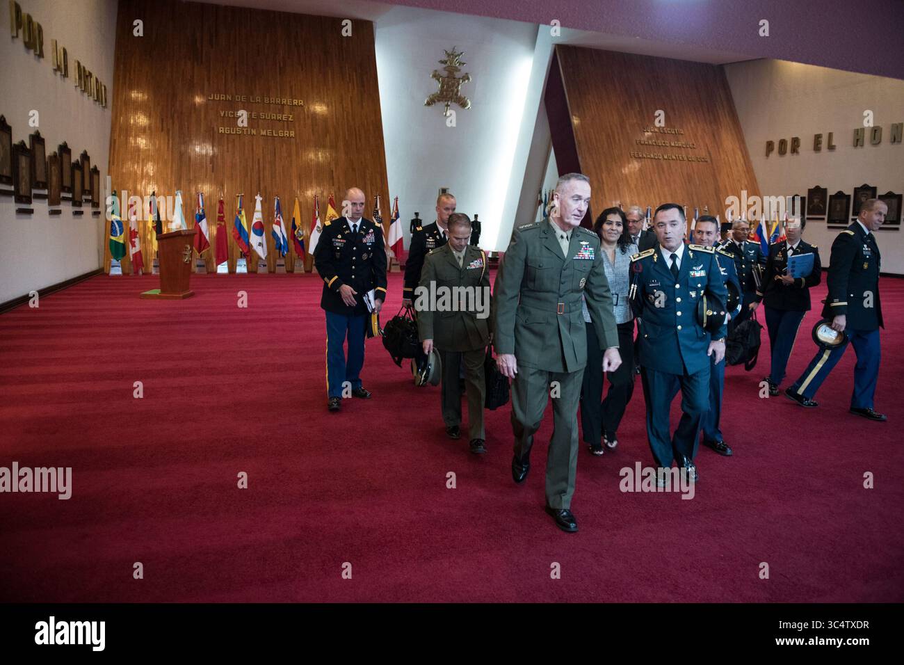 September 2018 - Mexiko-Stadt, Mexiko - General Joe Dunford, Vorsitzender der Joint Chiefs of Staff, führt kurz durch das heldenhafte Colegio Militar (mexikanische Militärakademie), während eines Besuchs der Akademie zu einer Militärparade, die von mexikanischem Präsidenten Enrique Peâ€„A Nieto veranstaltet wird, im September in Mexiko-Stadt, Mexiko. 13, 2018. (Kreditbild: © DOD/ZUMA Wire/ZUMAPRESS.com) Stockfoto