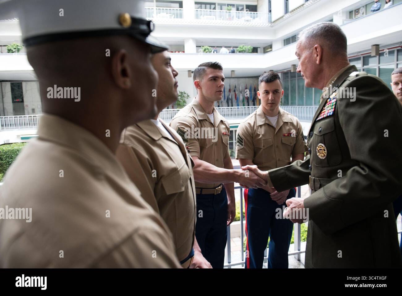 September 2018 – Mexiko-Stadt, Mexiko – General Joe Dunford, Vorsitzender des Joint Chiefs of Staff, trifft sich im September mit den Marine Security Guards in der US-Botschaft in Mexiko-Stadt. 13, 2018. (Kreditbild: © DOD/ZUMA Wire/ZUMAPRESS.com) Stockfoto