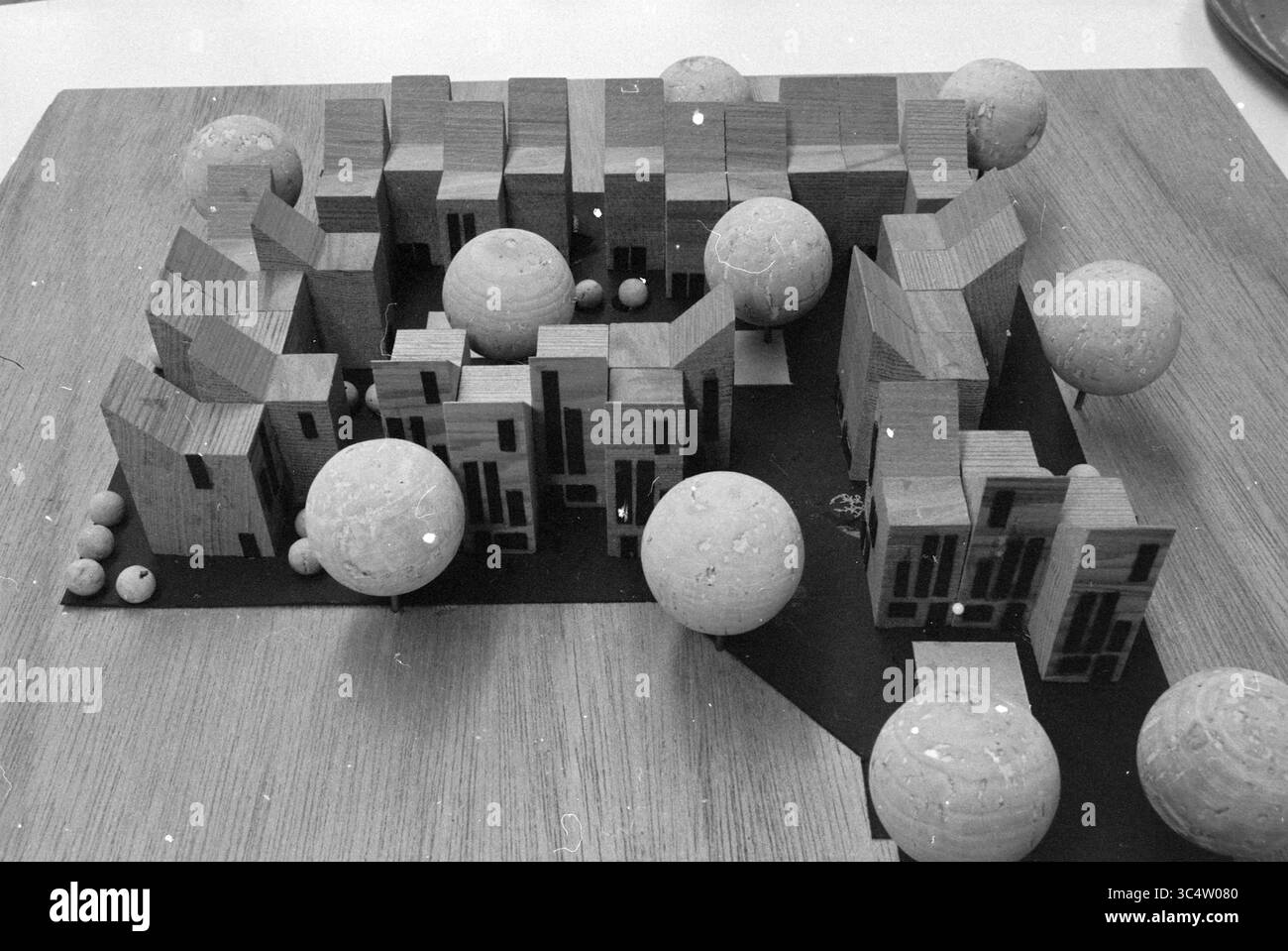 Model, Model, 21-12-1978 Whizgle News, Dutch Desk, Niederlande, 1950-2000 Ein detailliertes Architekturmodell, das einen modernen Wohnkomplex mit verschiedenen geometrischen Holzkonstruktionen und kugelförmigen Elementen darstellt, die Bäume darstellen, die um einen zentralen Weg angeordnet sind. Stockfoto
