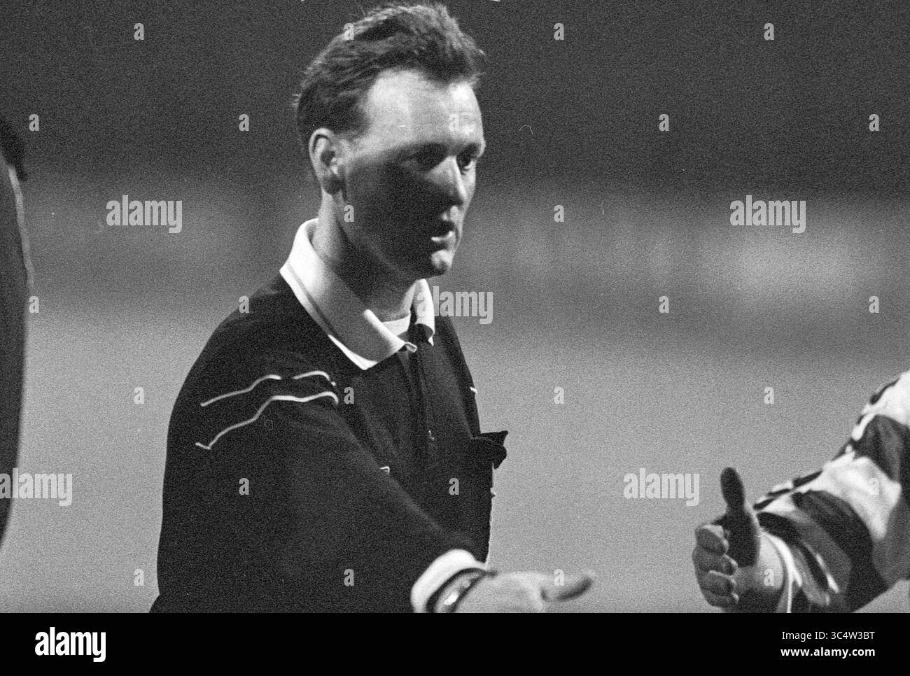 Football: Haarlem - Zwolle, Haarlem, Niederlande, 15-01-1993 Whizgle News, Dutch Desk, Niederlande, 1950-2000 Ein Schiedsrichter interagiert souverän mit Spielern und zeigt einen Moment sportlicher Geschicklichkeit auf dem Spielfeld. Stockfoto