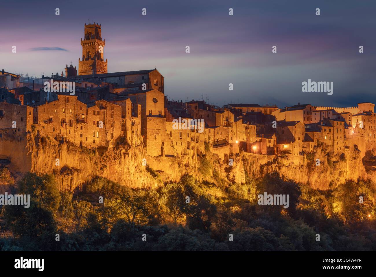 Das historische Dorf Pitigliano, das auf Tufffelsen gebaut wurde. Ein wunderschöner Blick auf das Dorf in der Dämmerung. Maremma, Provinz Grosseto, Toskana, Italien Stockfoto