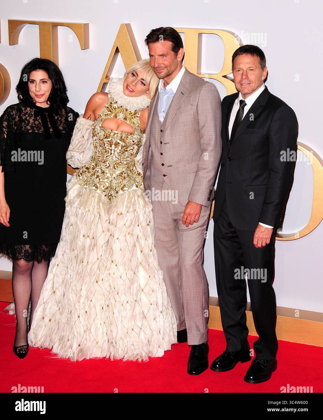 27. September 2018 - London, Vereinigtes Königreich Großbritannien und Nordirland - (L-R) Sue Kroll, Lady Gaga, Bradley Cooper und Bill Gerber kommen am 27. September 2018 zu einer Vorführung von „A Star Is Born“ im GUE West End in London (Credit Image: © Famous/Ace Pictures via ZUMA Press) Stockfoto 27. September 2018 - London, Vereinigtes Königreich Großbritannien und Nordirland - (L-R) Sue Kroll, Lady Gaga, Bradley Cooper und Bill Gerber kommen am 27. September 2018 zu einer Vorführung von „A Star Is Born“ im GUE West End in London (Credit Image: © Famous/Ace Pictures via ZUMA Press) Stockfoto
