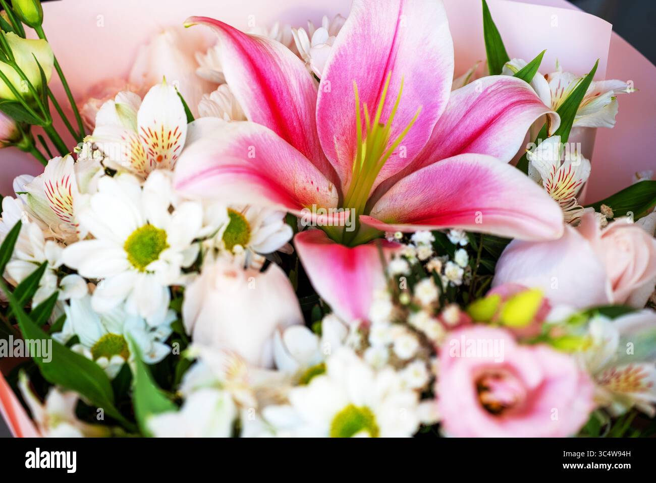 Romantischer Blumenstrauß in Rosa und weiß mit Alstroemeria. Stockfoto
