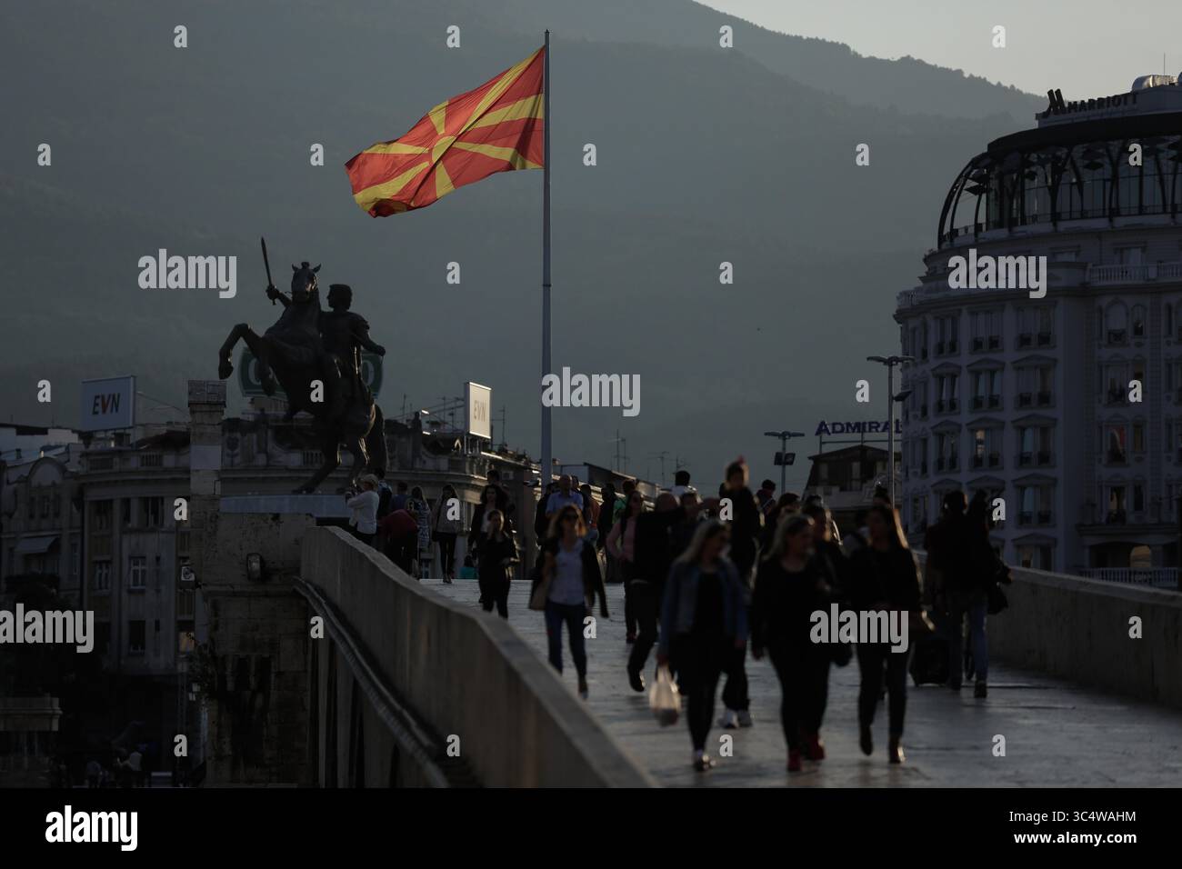 29. September 2018 - Skopje, ehemalige jugoslawische Republik Mazedonien - mazedonische Nationalflaggenwelle vor dem Referendum über den Namen Mazedonien in Skopje. Für den 30. September ist in Mazedonien ein Referendum über die Änderung des Namens des Landes in "Nordmazedonien" geplant, um ein Namensabkommen zu unterstützen, um einen lang andauernden Konflikt zwischen Mazedonien und Griechenland zu beenden und sich für die NATO-Mitgliedschaft zu qualifizieren. (Kreditbild: © Eurokinissi via ZUMA Wire) Stockfoto