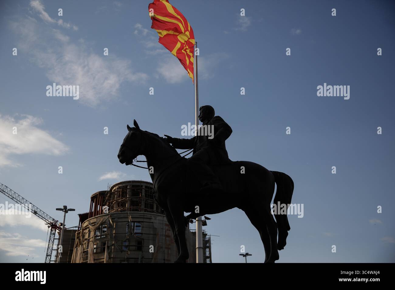 29. September 2018 - Skopje, ehemalige jugoslawische Republik Mazedonien - mazedonische Nationalflaggenwelle vor dem Referendum über den Namen Mazedonien in Skopje. Für den 30. September ist in Mazedonien ein Referendum über die Änderung des Namens des Landes in "Nordmazedonien" geplant, um ein Namensabkommen zu unterstützen, um einen lang andauernden Konflikt zwischen Mazedonien und Griechenland zu beenden und sich für die NATO-Mitgliedschaft zu qualifizieren. (Kreditbild: © Eurokinissi via ZUMA Wire) Stockfoto