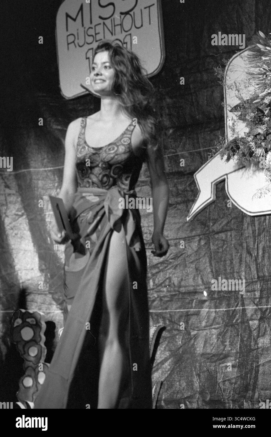 Schönheitswettbewerbe, Rijsenhout, Rijsenhout, 27-05-1991 Whizgle News, Dutch Desk, Niederlande, 1950-2000 Eine Teilnehmerin geht während eines Schönheitswettbewerbs anmutig auf die Bühne und präsentiert ein stilvolles Outfit, das ihr Selbstvertrauen und ihre Ausgewogenheit unterstreicht. Die Veranstaltung ist mit Blumenarrangements und lebendigen Elementen im Hintergrund dekoriert. Stockfoto