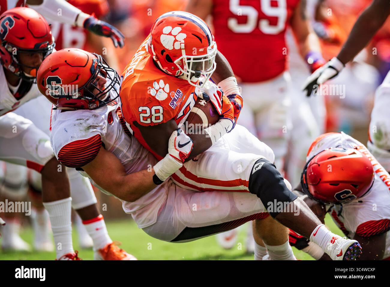 Syracuse Orange Linebacker Ryan Guthrie (41) bekämpft Clemson Tigers Running Back Tavien Feaster (28) während des NCAA College Football Spiels zwischen Syracuse und Clemson am Samstag, den 29. September 2018 im Memorial Stadium in Clemson, SC. Jacob Kupferman/CSM(Kreditbild: &Copy; Jacob Kupferman/CSM via ZUMA Wire) Stockfoto