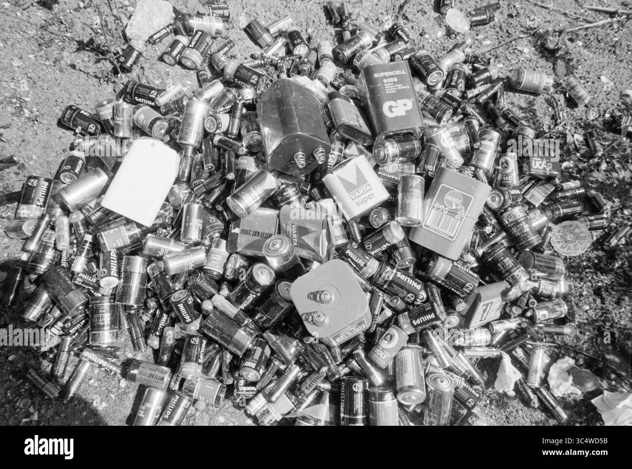 Mountain of Old Batteries, 21.04.1991 Whizgle News, Dutch Desk, Niederlande, 1950-2000 Ein großer Haufen von verschiedenen entsorgten Batterien und Akkupacks, verstreut zwischen Schmutz und Schmutz. Stockfoto