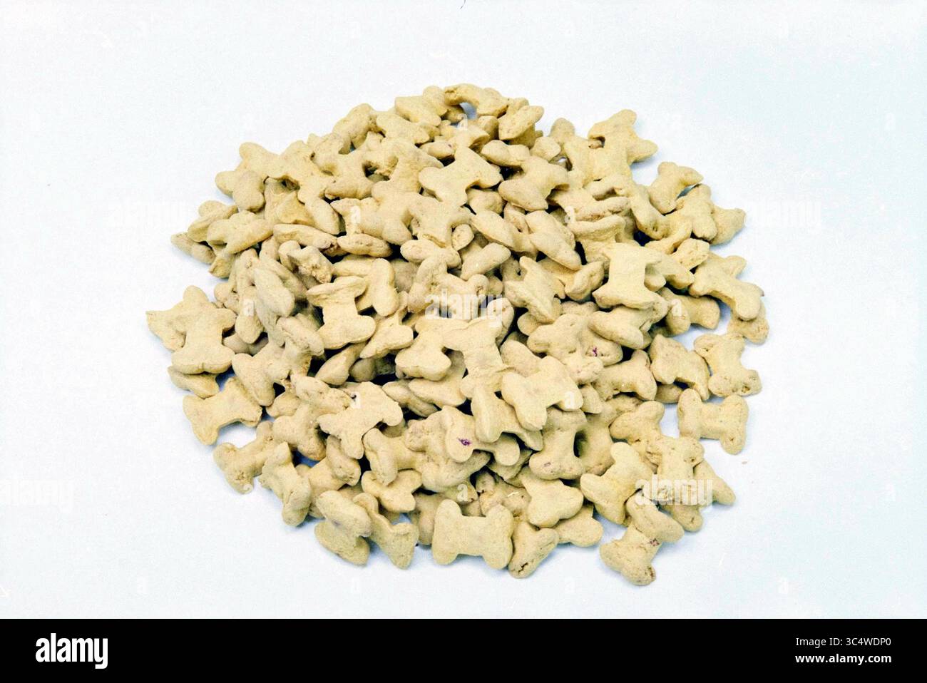 Verschiedenes, Produkte Pets Place, 10-05-2000 Whizgle News, Dutch Desk, Niederlande, 1950-2000 Ein Haufen kleiner, beiger, bärenförmiger Snacks. Stockfoto