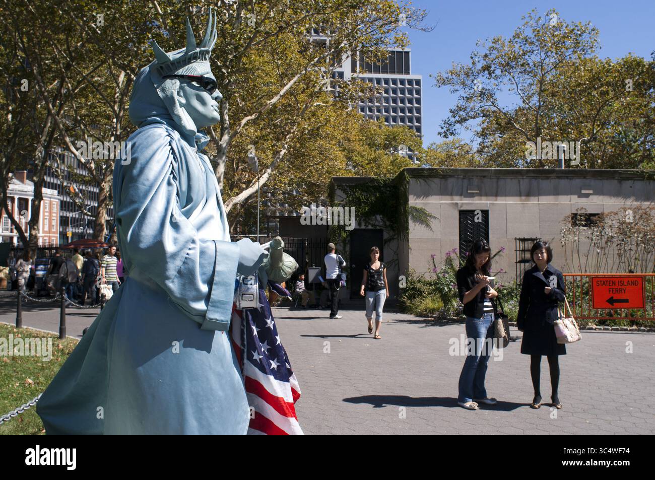 19. September 2009: New York, New York, USA: Künstler gekleidet von der Freiheitsstatue. Battery Park, New York City, USA (Kreditbild: © Sergi ReboredoZUMA Wire) Stockfoto