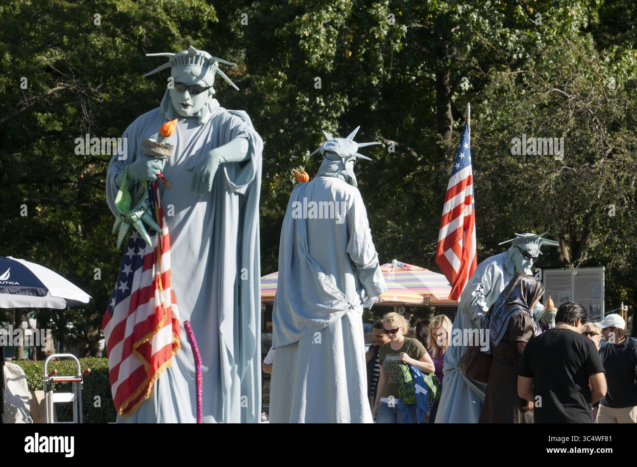 19. September 2009: New York, New York, USA: Künstler gekleidet von der Freiheitsstatue. Battery Park, New York City, USA (Kreditbild: © Sergi ReboredoZUMA Wire) Stockfoto