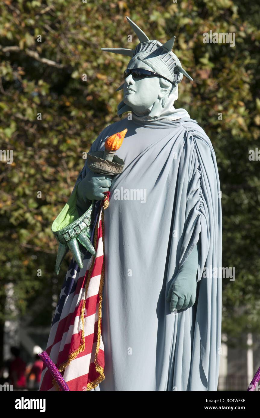 19. September 2009: New York, New York, USA: Künstler gekleidet von der Freiheitsstatue. Battery Park, New York City, USA (Kreditbild: © Sergi ReboredoZUMA Wire) Stockfoto