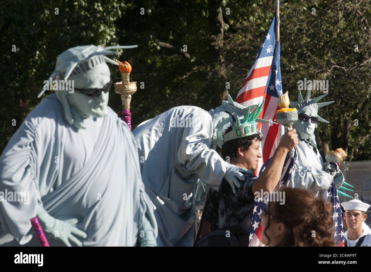 19. September 2009: New York, New York, USA: Künstler gekleidet von der Freiheitsstatue. Battery Park, New York City, USA (Kreditbild: © Sergi ReboredoZUMA Wire) Stockfoto
