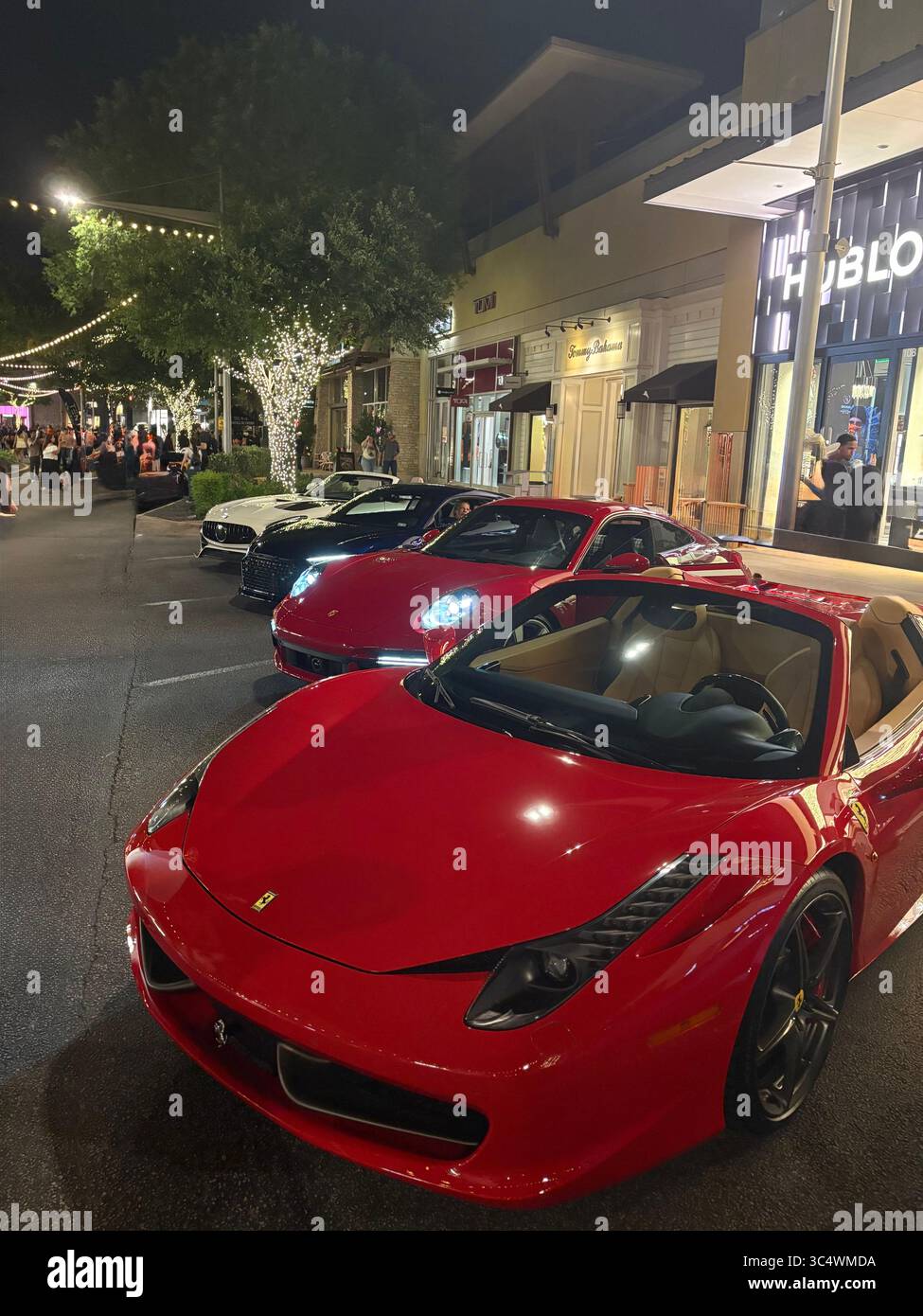 Ferrari 488 Pista neben Porsche 911 Carrera, Audi R8 4S und Mercedes AMG GT S. Stockfoto