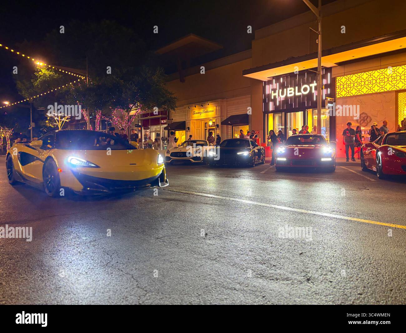 Gelber McLaren 720S vor Porsche 911 Carrera, Audi R8 und Mercedes AMG GT S. Stockfoto
