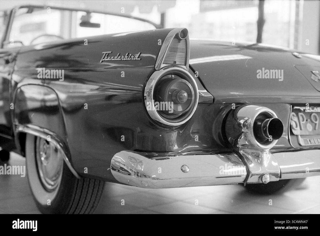 Detail des klassischen Cabriolets Whizgle News, Dutch Desk, Niederlande, 1950-2000 Ein klassischer Thunderbird mit seinen schlanken Linien und markanten Heckflossen zeigt zeitloses Automobildesign, das durch einen auffälligen Chromauspuff hervorgehoben wird. Die eleganten Kurven und Retro-Details wecken ein Gefühl der Nostalgie für den Stil der Mitte des 20. Jahrhunderts. Stockfoto