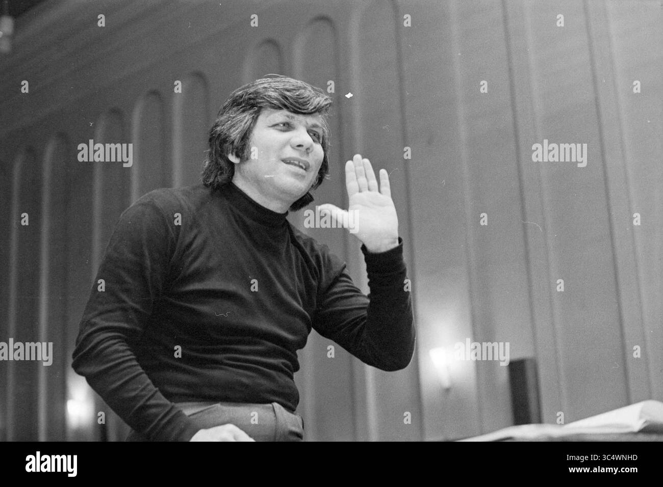 Leiter N. Ph. Orchester, Musik, 17-11-1971 Whizgle News, Dutch Desk, Niederlande, 1950-2000 Ein Dirigent gibt leidenschaftlich Gesten, während er ein Ensemble leitet, und betont seine Anweisungen mit Enthusiasmus und Fokus. Stockfoto