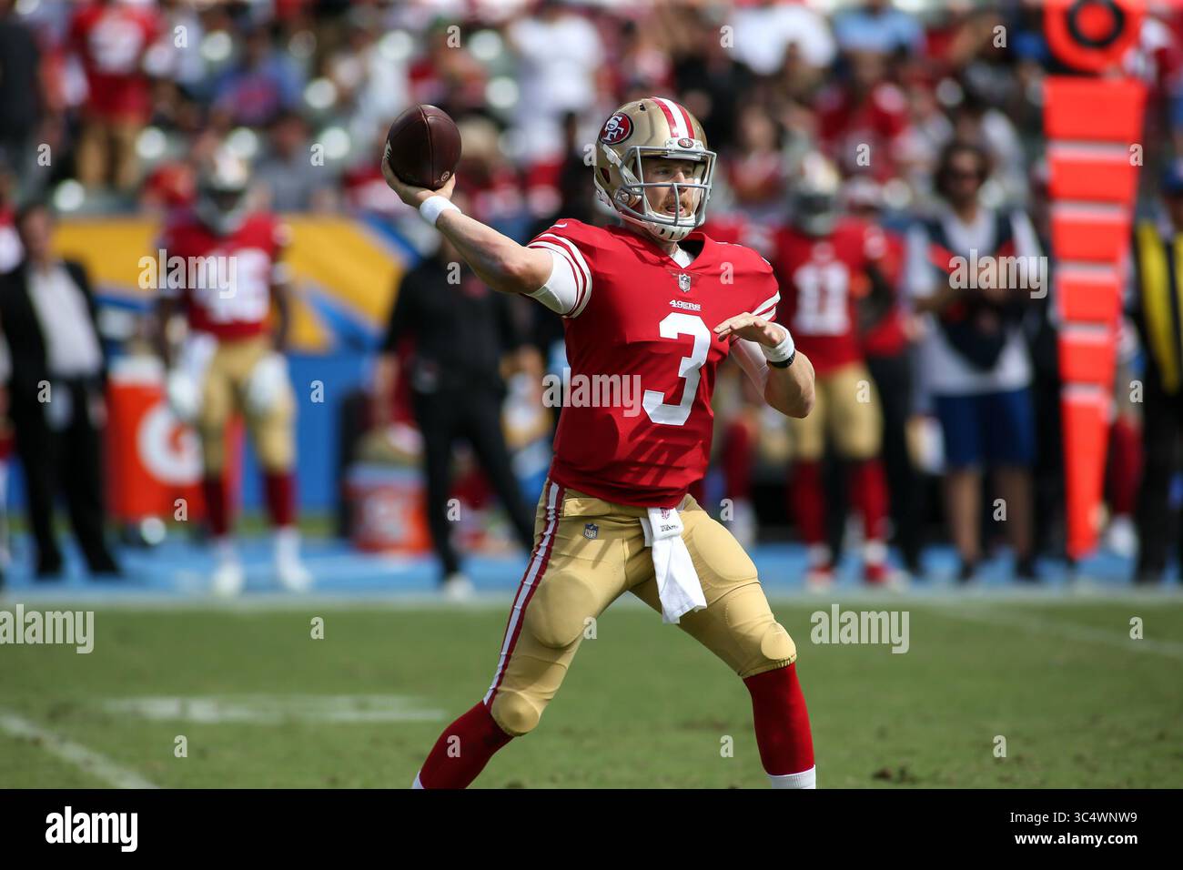 30. September 2018 Carson, CA...San Francisco 49ers Quarterback C.J. Beathard (3)während der NFL San Francisco 49ers vs Los Angeles Chargers im StubHub Center in Carson, CA am 30. September 2018 (Foto: Jevone Moore(Credit Image: &Copy; Jevone Moore/CSM via ZUMA Wire) Stockfoto