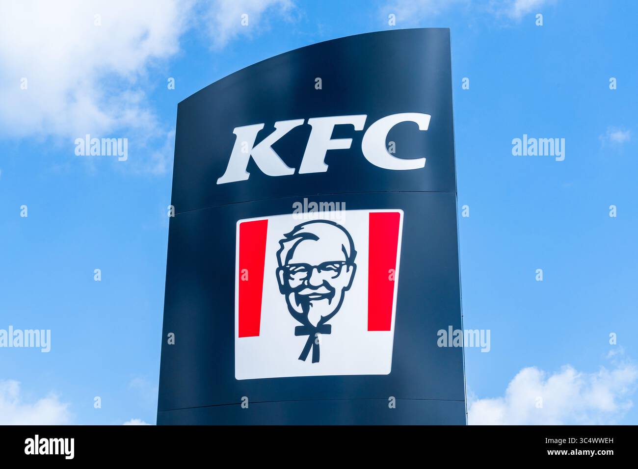 Norwich, Großbritannien – 25. Juli 2025: Externes Schild der KFC, einer multinationalen Fast-Food-Restaurantkette in den USA Stockfoto