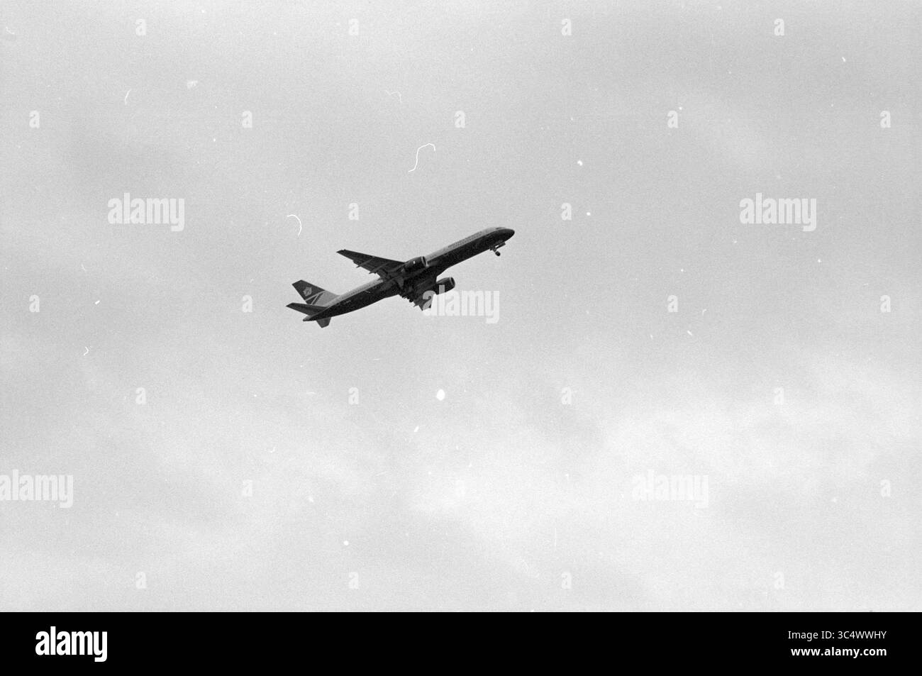Aeroplane Whizgle News, Dutch Desk, Niederlande, 1950-2000 ein Flugzeug steigt an und schneidet durch die Kulisse des bewölkten Himmels und fängt das Wesen von Reise und Abenteuer ein. Stockfoto
