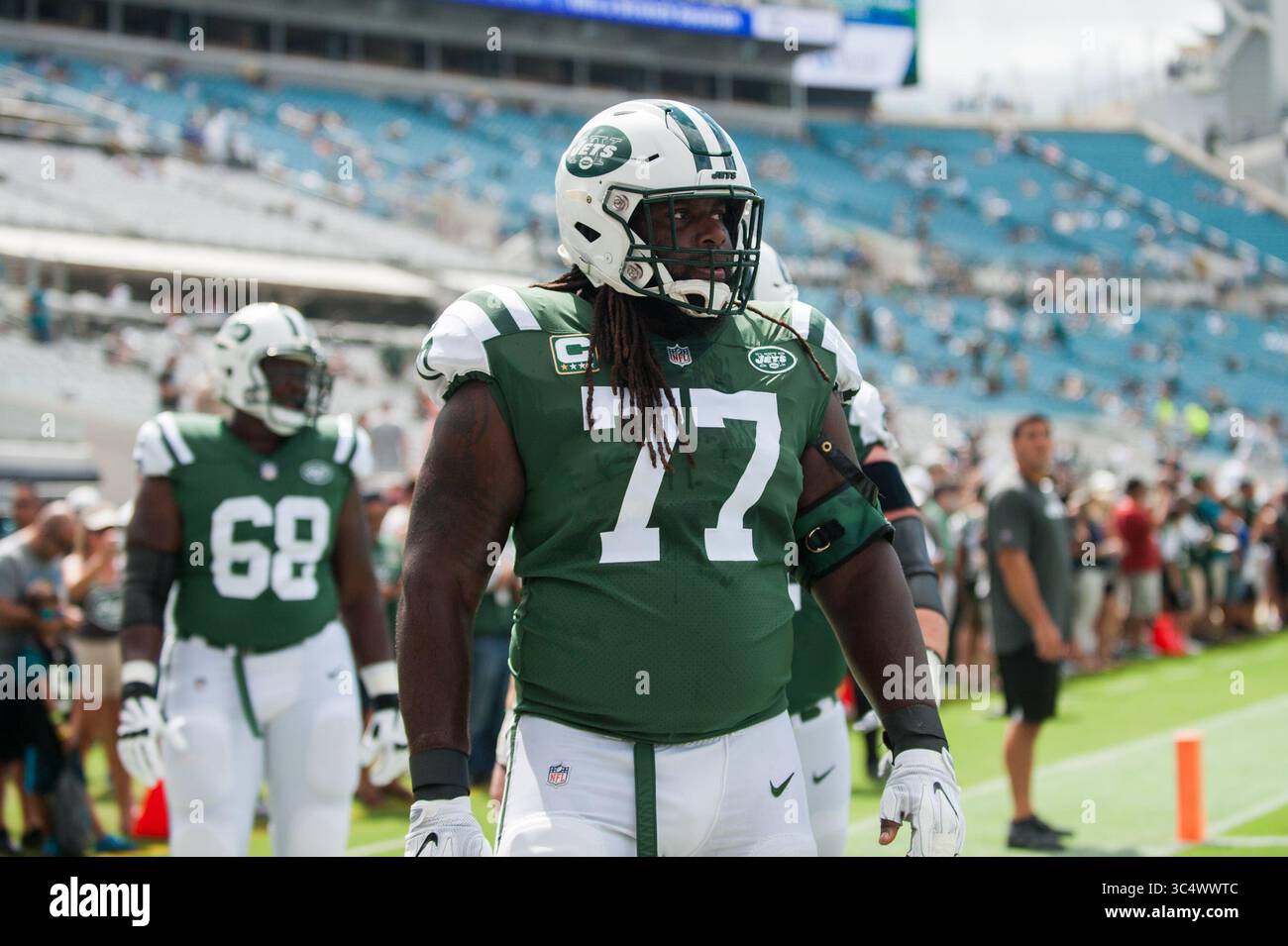 30. September 2018: Syracuse, New York, USA – der Angriffswächter JAMES CARPENTER (77) der New York Jets steht während der Vorspiele auf dem TIAA Bank Field in Jacksonville, Florida. Die Jacksonville Jaguars besiegten 31 die New York Jets. (Kreditbild: © Michael JohnsonZUMA Wire) Stockfoto