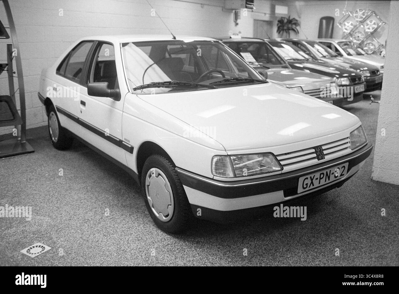 Autohersteller Rotteveel, Bloemendaal, Bloemendaal, 04.11-1997 Whizgle News, Dutch Desk, Niederlande, 1950-2000 Eine weiße Vintage-Limousine mit schlichtem, aber schlankem Design, die in einem gepflegten Ausstellungsraum mit anderen klassischen Autos geparkt wird. Das Fahrzeug zeichnet sich durch eine glatte Linienführung, einen bescheidenen Kühlergrill und eine markante Radabdeckung aus, die ein Gefühl von Nostalgie ausstrahlt. Stockfoto
