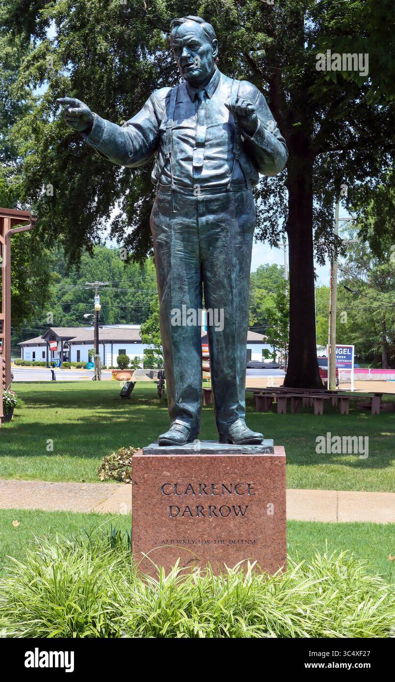 Vor dem Rhea County Courthouse in Dayton, Tennessee, steht eine Statue des berühmten Anwalts Clarence Darrow in nachdenklicher Pose. Stockfoto