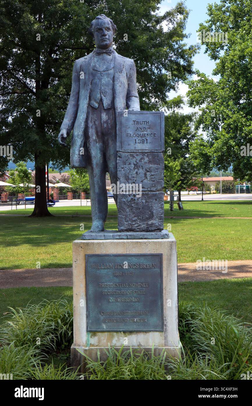 William Jennings Bryan steht hoch vor dem Rhea County Courthouse in Dayton, TN, wo 1925 der historische Scopes Monkey Trial stattfand. Stockfoto