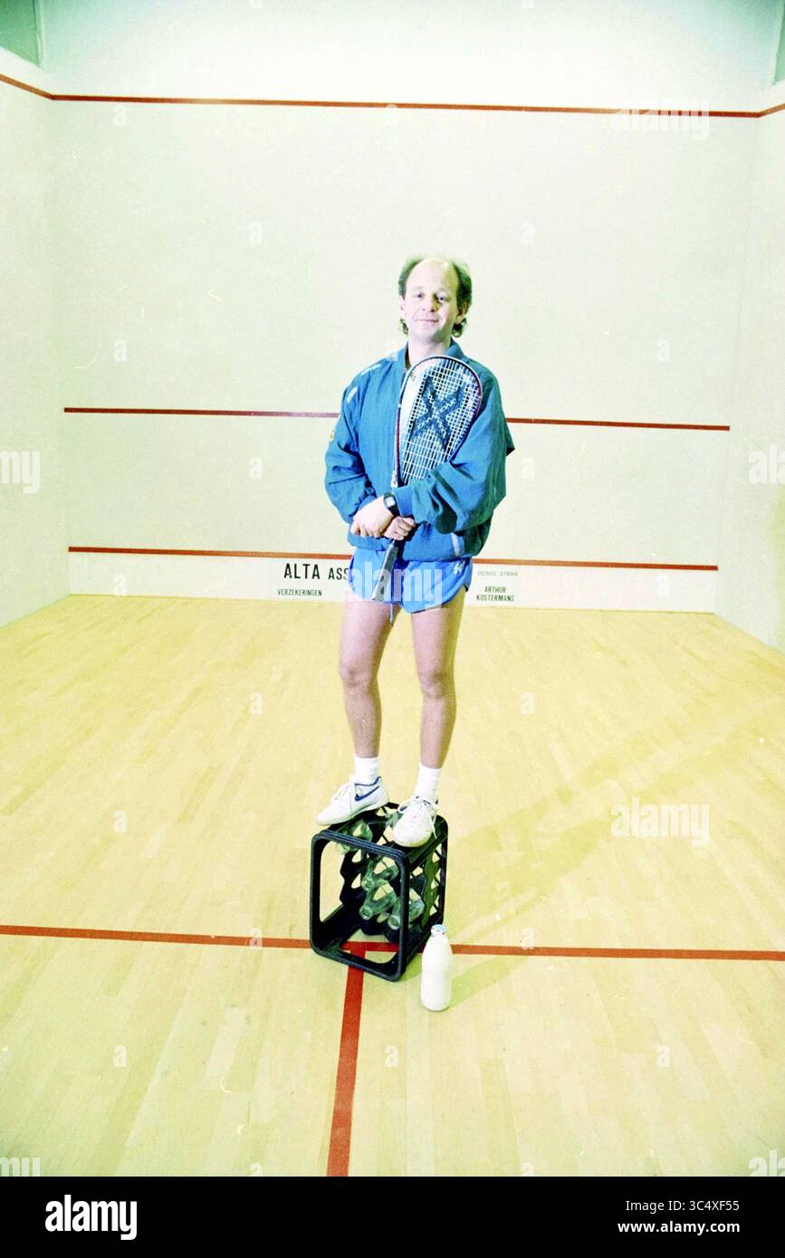 Ray Rycroft, Milchmann und Squashspieler, 14-11-1994 Whizgle News, Dutch Desk, Niederlande, 1950-2000 Ein Mann steht selbstbewusst auf einer kleinen Kiste auf einem Squashplatz, hält einen Schläger und trägt ein sportliches Outfit, bereit für ein Spiel. Stockfoto