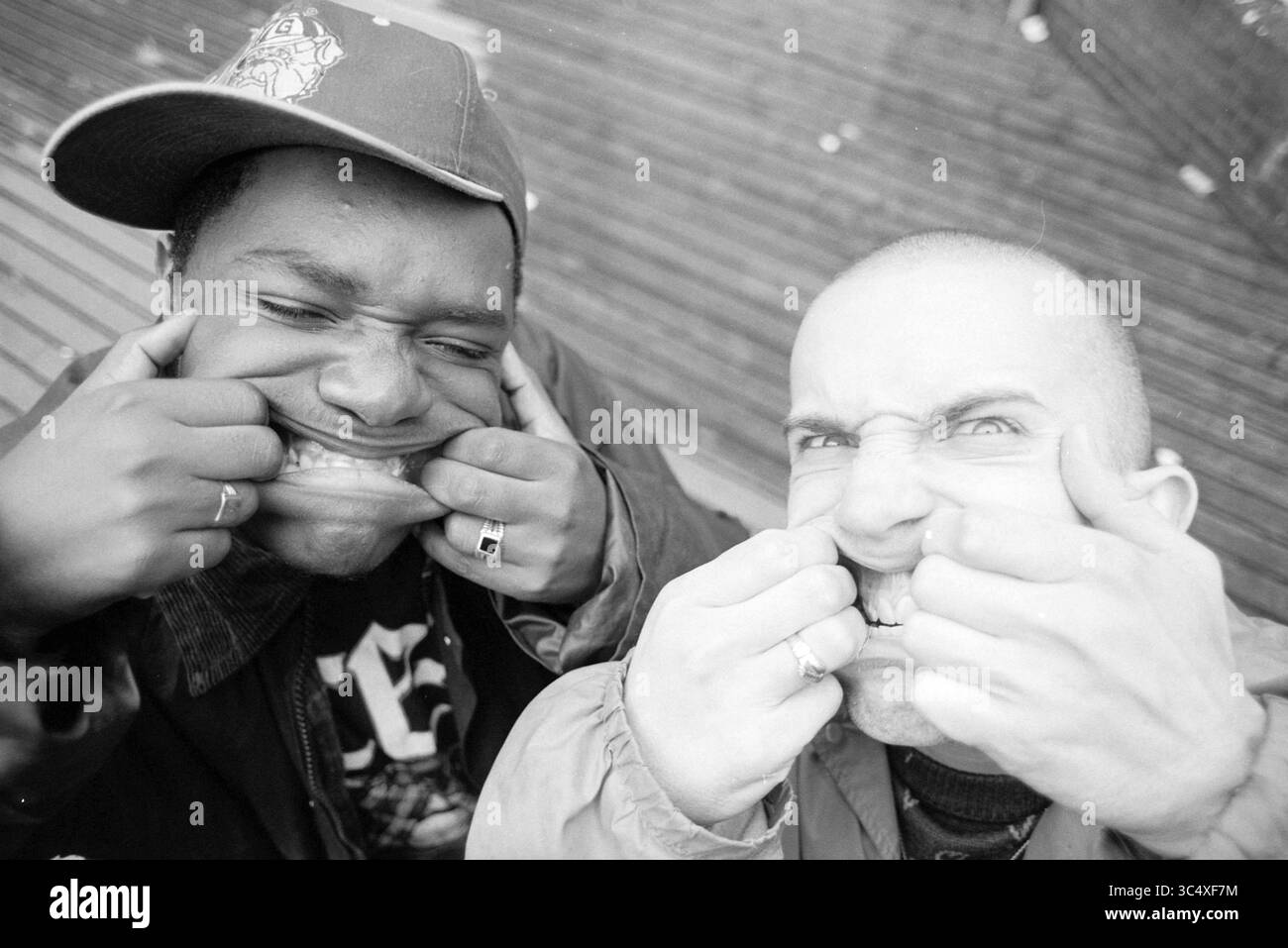 Crash Rapper, Haarlem, Niederlande, 15-09-1993 Whizgle News, Dutch Desk, Niederlande, 1950-2000 zwei Freunde machen spielerisch übertriebene Gesichter, indem sie am Mund ziehen und ihre lustige Persönlichkeit und Kameradschaft zum Ausdruck bringen. Stockfoto