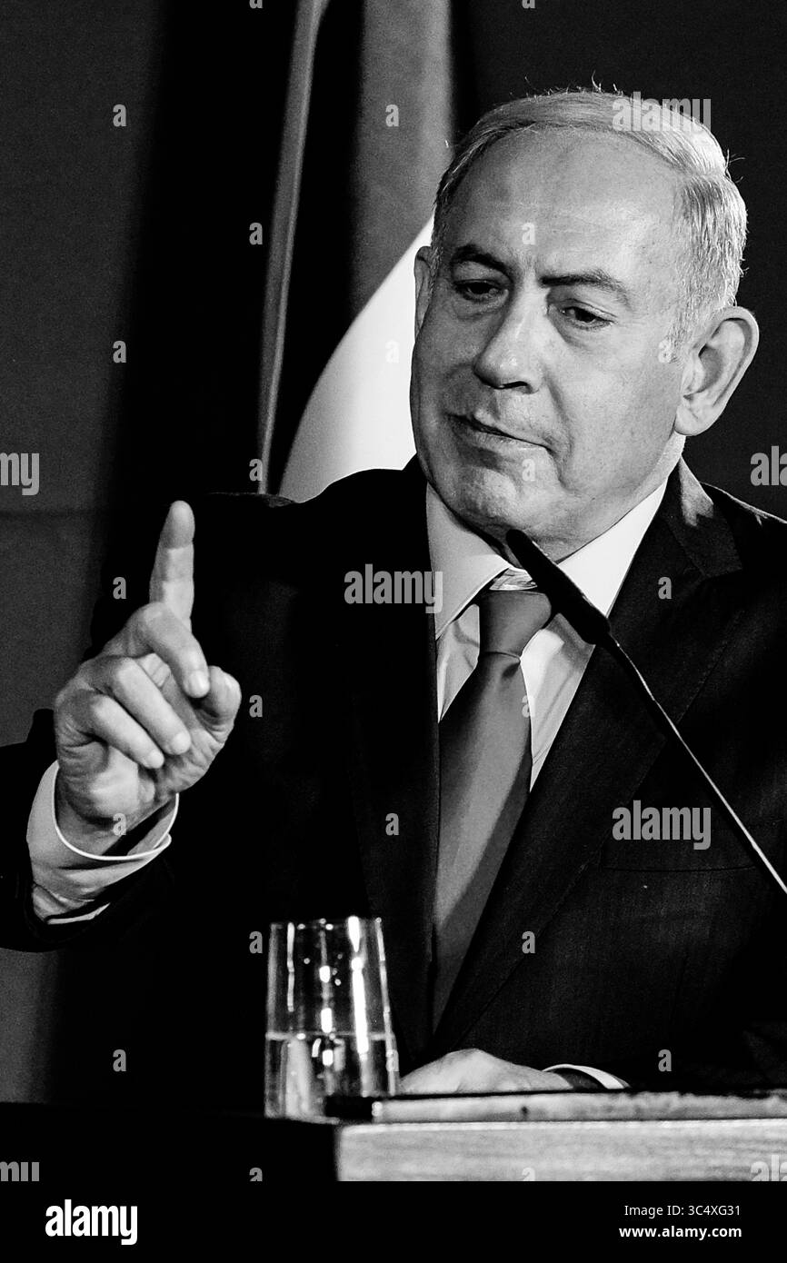 4. Oktober 2018 – Jerusalem, Israel – der israelische Premierminister BENJAMIN NETANJAHU und die Bundeskanzlerin Merkel der Bundesrepublik Deutschland geben auf einer gemeinsamen Pressekonferenz vor einem Treffen der beiden Regierungen im King David Hotel in Jerusalem Erklärungen ab. Merkel ist mit einer Delegation von Ministern auf einem 24-stündigen Besuch in Israel. (Bild: © Nir Alon/ZUMA Wire) Stockfoto