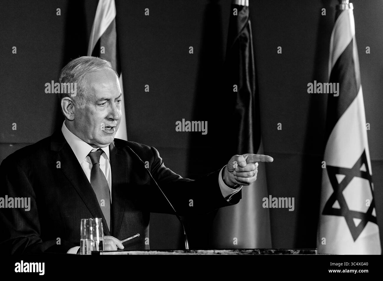 4. Oktober 2018 – Jerusalem, Israel – der israelische Premierminister BENJAMIN NETANJAHU und die Bundeskanzlerin Merkel der Bundesrepublik Deutschland geben auf einer gemeinsamen Pressekonferenz vor einem Treffen der beiden Regierungen im King David Hotel in Jerusalem Erklärungen ab. Merkel ist mit einer Delegation von Ministern auf einem 24-stündigen Besuch in Israel. (Bild: © Nir Alon/ZUMA Wire) Stockfoto