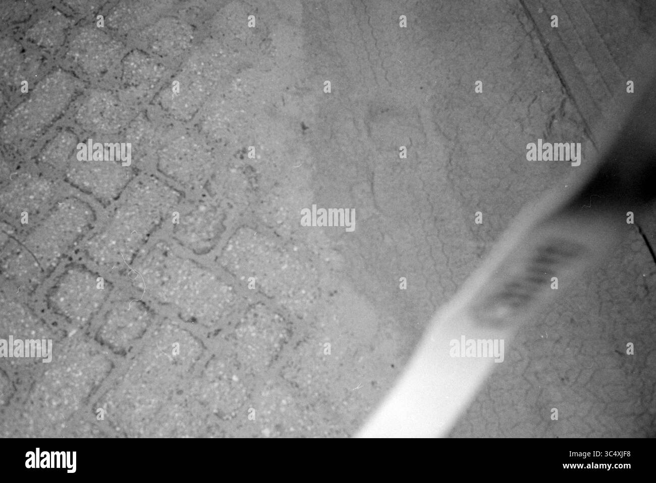 Fußfotograf, 00-02-1988 Whizgle News, Dutch Desk, Niederlande, 1950-2000 Eine strukturierte Oberfläche mit komplizierten Mustern aus Pflastersteinen, die mit einem verschwommenen Band oder Etikett versehen sind, das der Komposition Tiefe verleiht. Stockfoto