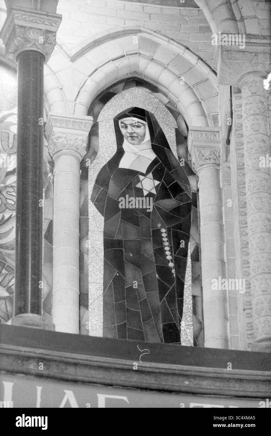 Glasscheibe Hilterman Grote oder Sint-Bavokerk, Grote Kerk, Haarlem, Grote Markt, Niederlande, 08-02-1989 Whizgle News, Dutch Desk, Niederlande, 1950-2000 Ein markantes Buntglasfenster zeigt eine Figur in traditioneller Kleidung, eingerahmt von aufwändig gestalteter Steinarchitektur. Das Kunstwerk fängt einen ruhigen Ausdruck ein, verkörpert Anmut und Ehrfurcht vor einem Hintergrund kunstvoller Details. Stockfoto