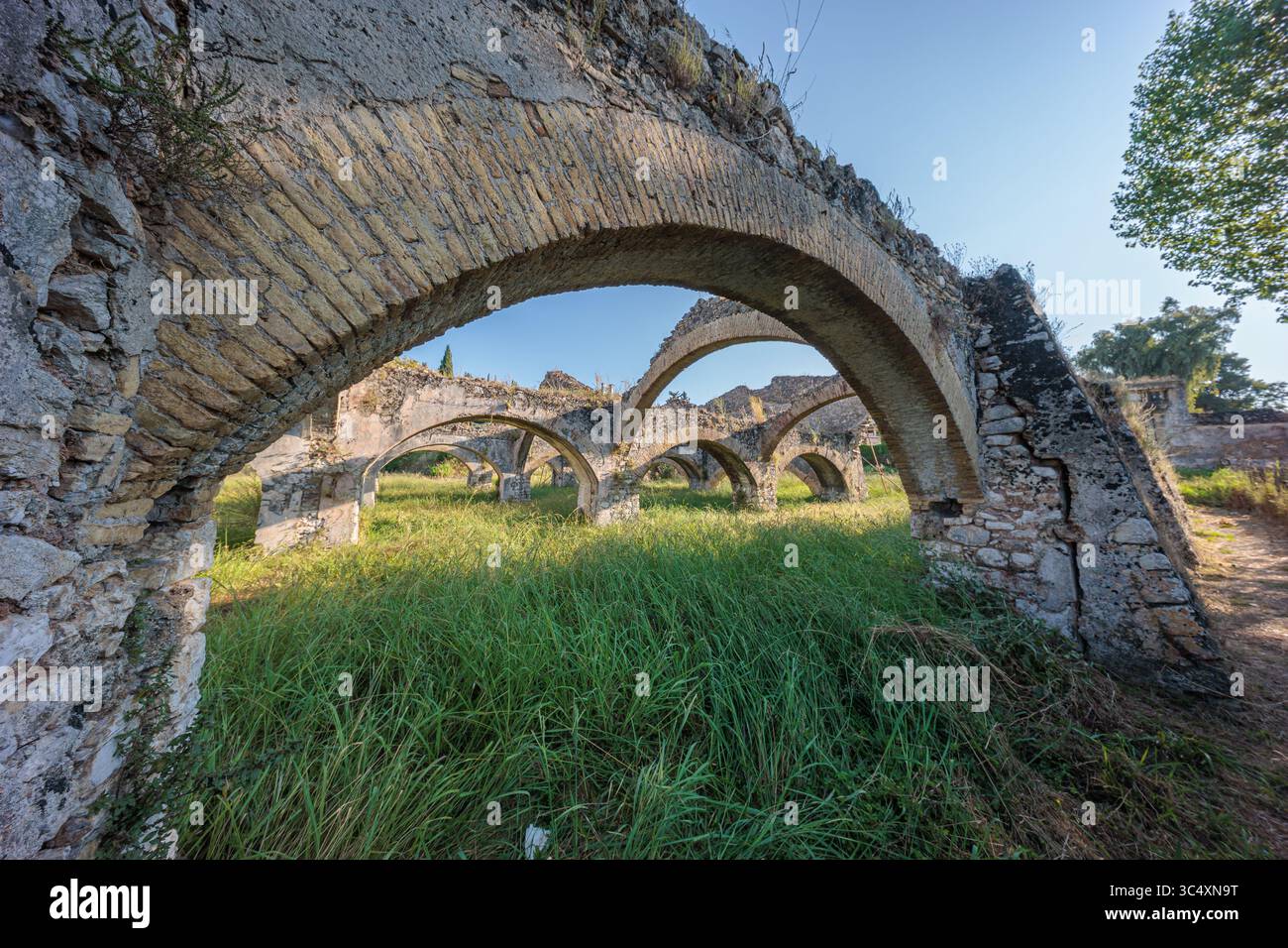 Alte venezianische Werft. Gedenkstätte mit einem Gebäude, in dem die ersten serbischen Soldaten während des Ersten Weltkriegs an Bord gingen. Gouvia, Korfu, Griechenland Stockfoto