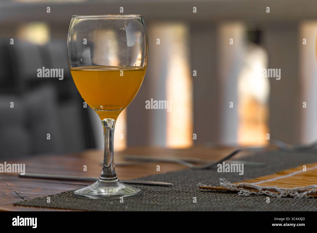 Orangensaft in ein Glas auf dem Tisch, ein erfrischendes kohlensäurehaltiges Getränk in einem Glas Stockfoto