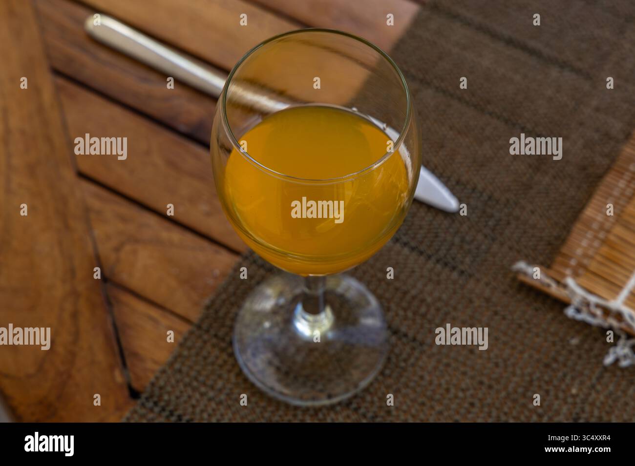 Orangensaft in ein Glas auf dem Tisch, ein erfrischendes kohlensäurehaltiges Getränk in einem Glas Stockfoto