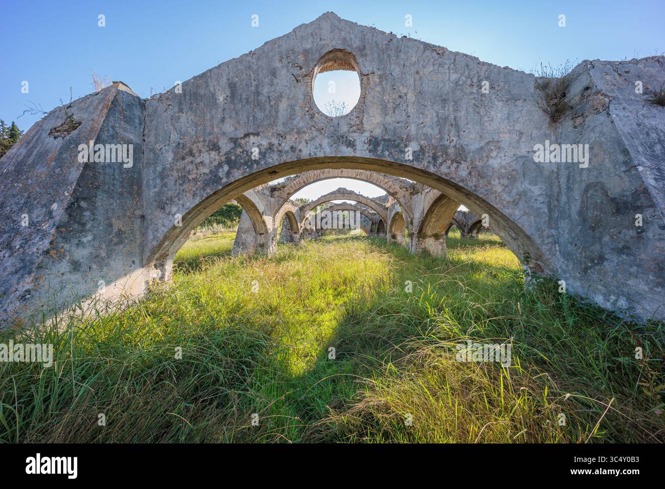 Alte venezianische Werft. Gedenkstätte mit einem Gebäude, in dem die ersten serbischen Soldaten während des Ersten Weltkriegs an Bord gingen. Gouvia, Korfu, Griechenland Stockfoto