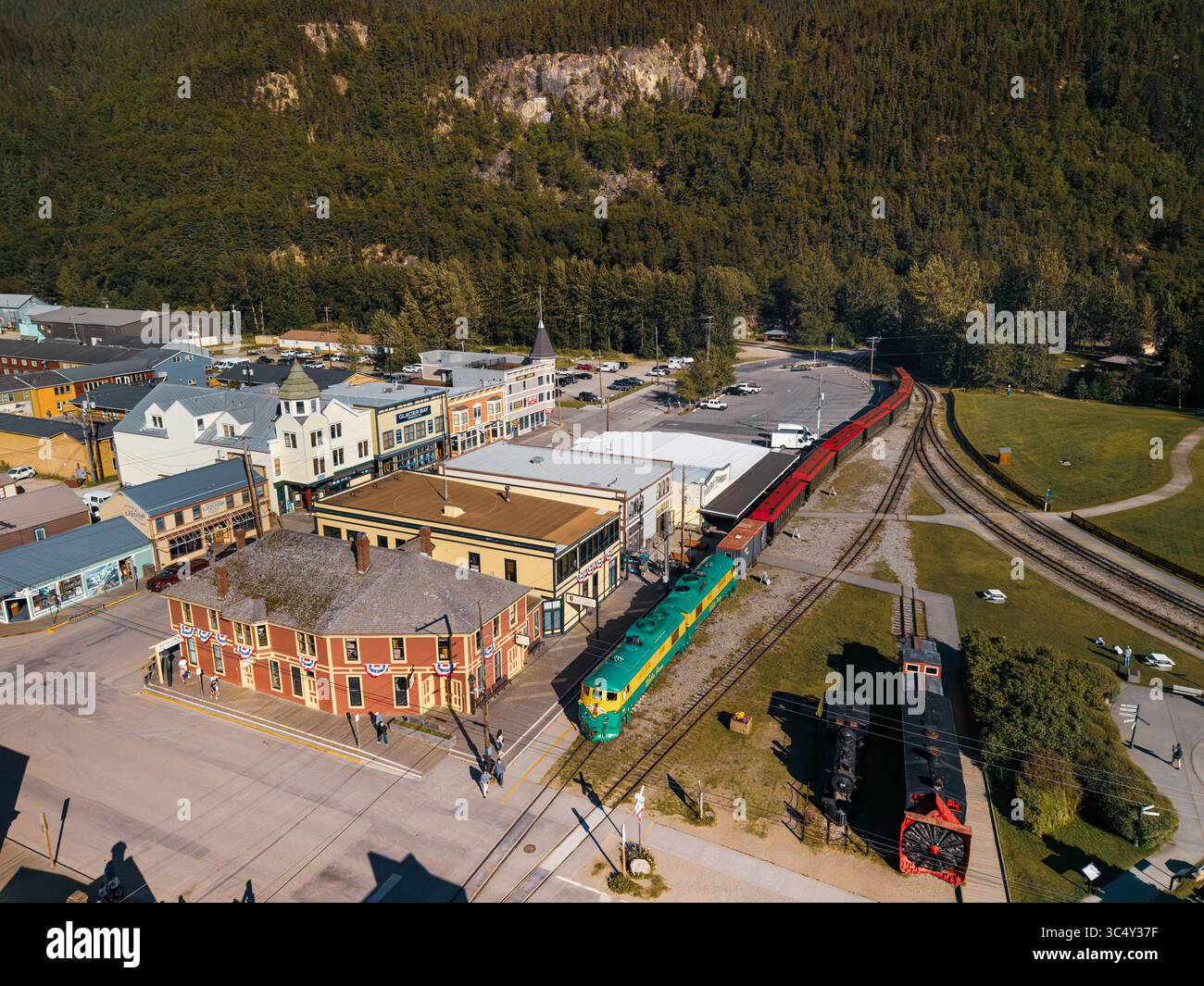 Aus der Vogelperspektive des Bahnhofs und des Bahnhofs in Skagway, Alaska, USA. Juli 2025 Stockfoto