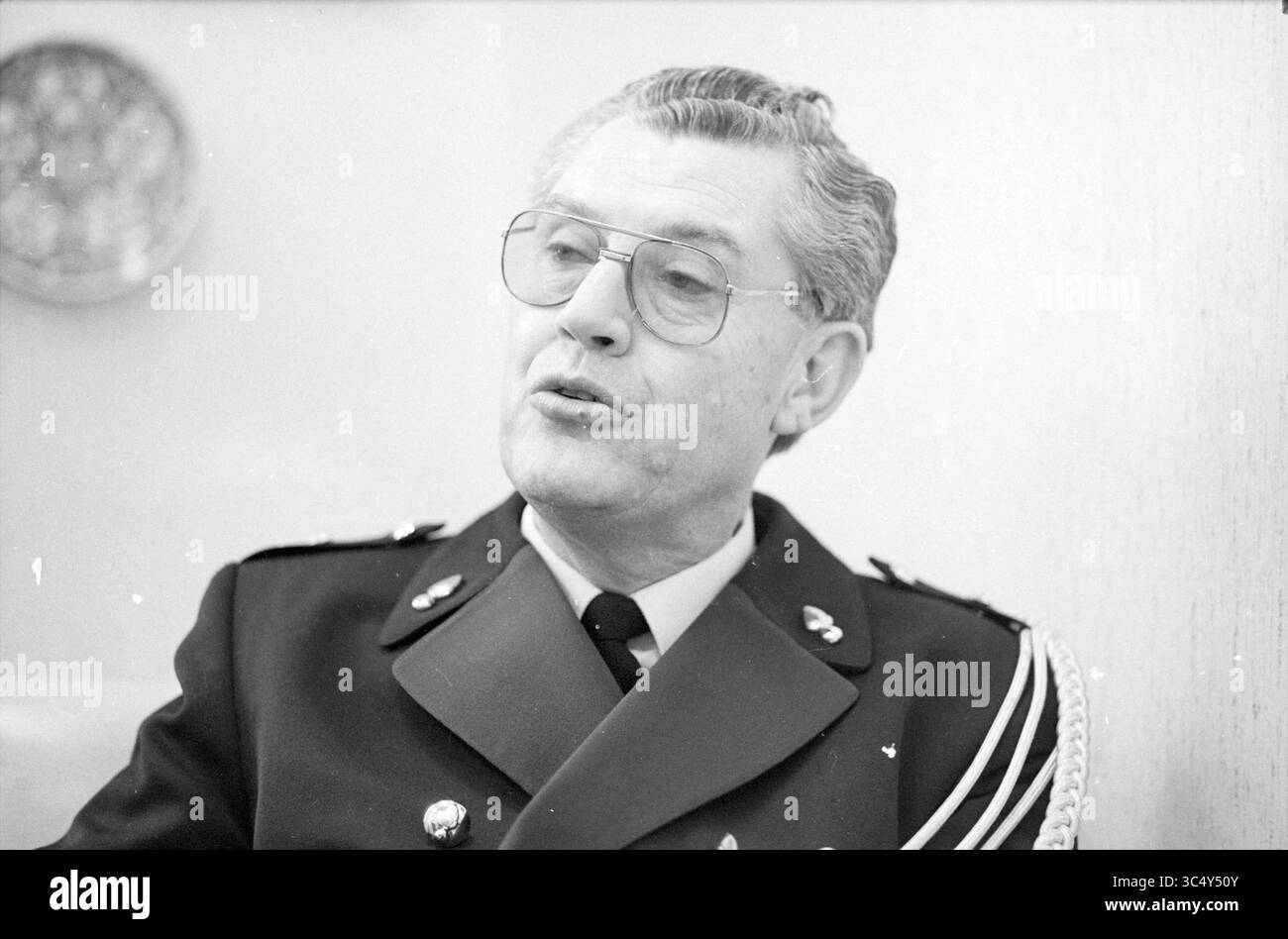 Lieutenant Kon.Marechaussee Dt. Hafen Amsterdam Schulze Kool., Marechaussee, Amsterdam, Niederlande, 15-02-1985 Whizgle News, Dutch Desk, Niederlande, 1950-2000 Ein Mann in Uniform mit Brille spricht nachdenklich und zeigt ein ernstes Verhalten. Seine Kleidung deutet auf eine Position der Autorität hin, und er führt ein Gespräch, das ein Gefühl der Führung vermittelt. Stockfoto